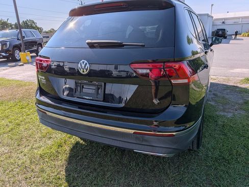 Used 2020 Volkswagen Tiguan SE w/ Panoramic Sunroof Package FWD image 9