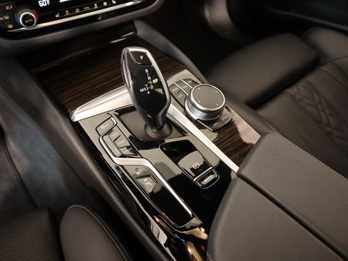 Used 2023 BMW 530e w/ Premium Package image 10