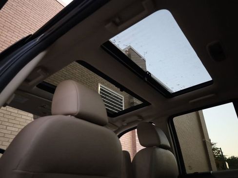 Used 2012 Land Rover LR2 HSE image 18