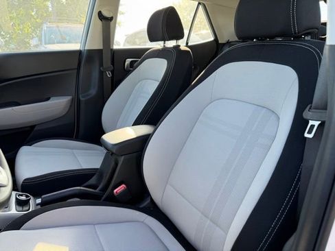 Certified 2025 Hyundai Venue SEL FWD image 10