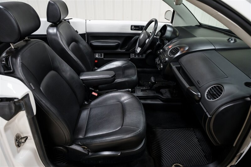 Used 2010 Volkswagen Beetle Convertible FWD image 20