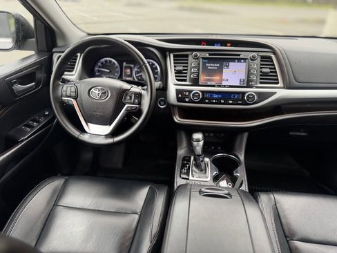 Used 2018 Toyota Highlander XLE AWD/4WD image 11