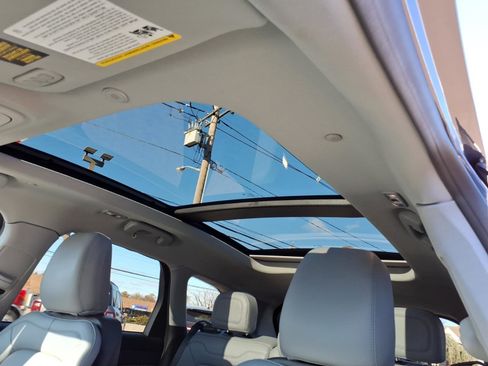 Used 2022 Lincoln Corsair Standard w/ Premium Package image 17