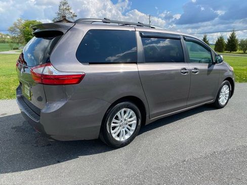 Used 2017 Toyota Sienna XLE image 6