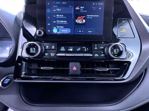 Used 2025 Toyota Highlander LE FWD image 27