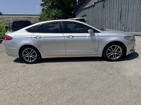 Used 2017 Ford Fusion SE w/ Equipment Group 601A FWD image 4