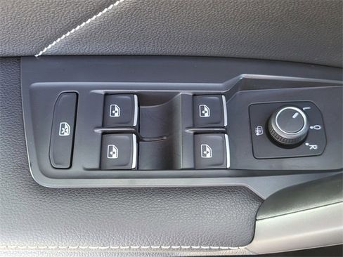 Used 2022 Volkswagen Tiguan SE w/ Panoramic Sunroof Package image 15