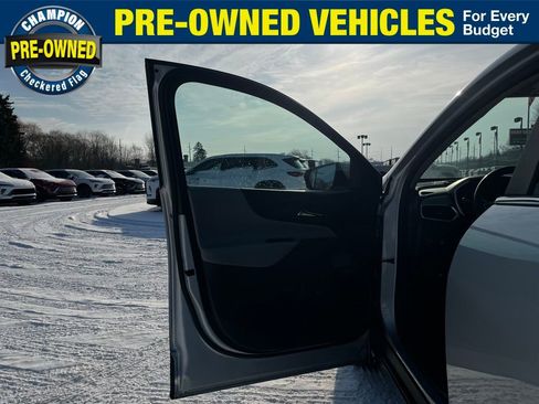 Used 2022 Chevrolet Equinox LT w/ Driver Convenience Package image 22
