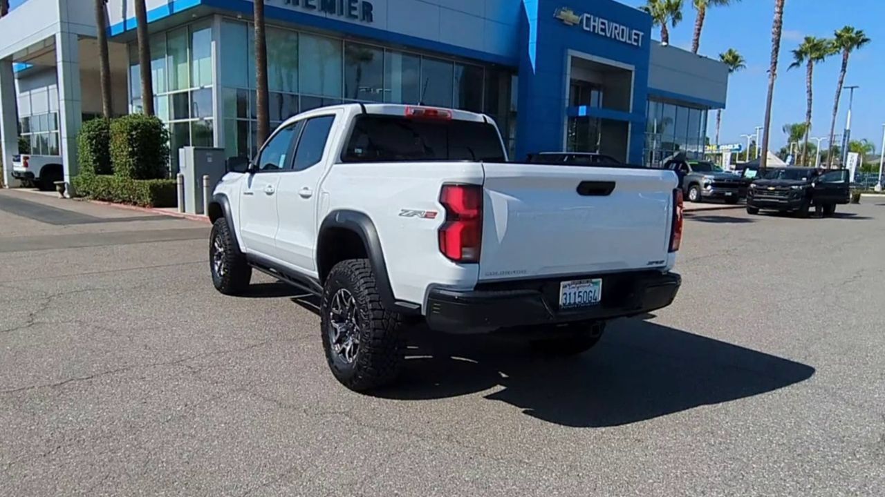 Used 2025 Chevrolet Colorado ZR2 w/ Technology Package AWD/4WD image 6