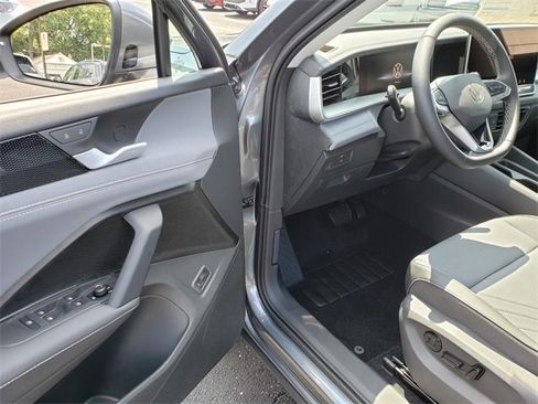 New 2025 Volkswagen Tiguan SE image 6