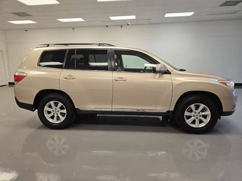 Used 2012 Toyota Highlander SE w/ Tow Pkg FWD image 5