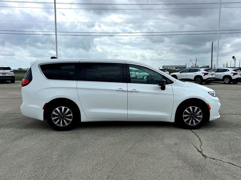 Used 2024 Chrysler Pacifica Select image 6
