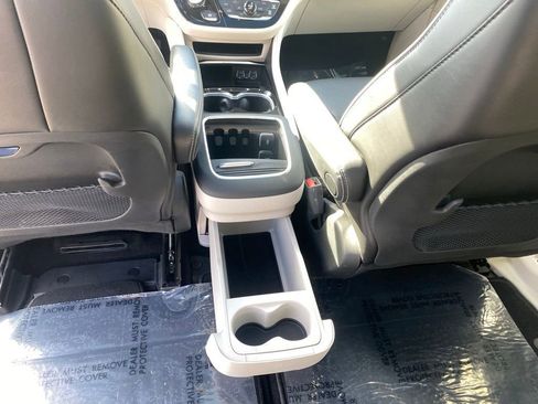 Used 2024 Chrysler Pacifica Limited image 25