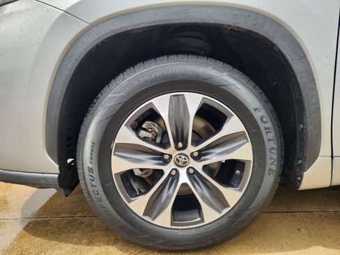 Used 2022 Toyota Highlander XLE FWD image 10