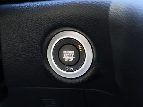 Used 2025 Chrysler Pacifica Select image 31