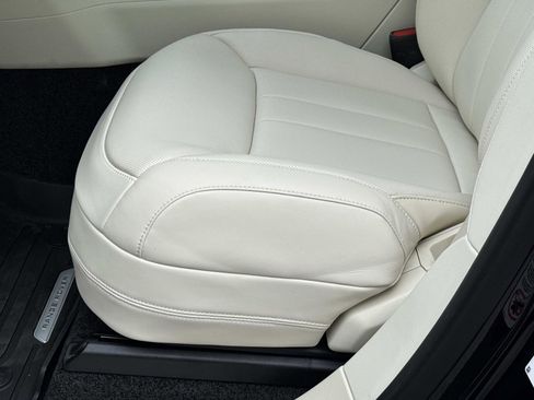 Used 2026 Land Rover Range Rover SE image 21