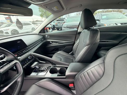 Used 2022 Hyundai Elantra Limited FWD image 12