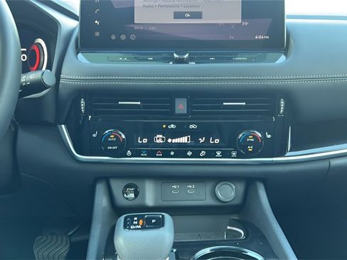 Used 2025 Nissan Rogue SL w/ Tech Package image 21