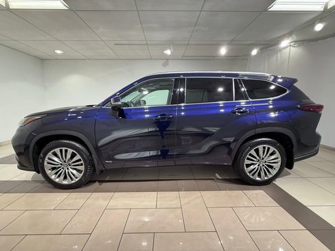 Certified 2025 Toyota Highlander Platinum image 2