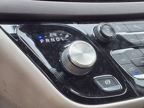 Used 2019 Chrysler Pacifica Touring-L FWD image 17