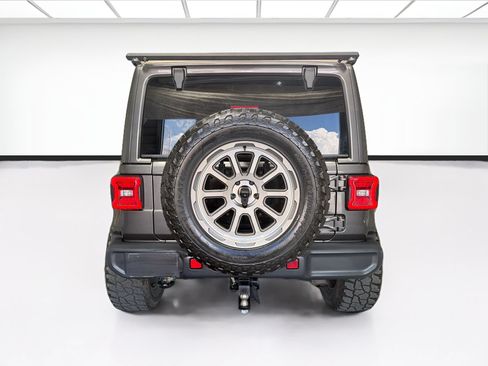 Used 2018 Jeep Wrangler Unlimited Sahara AWD/4WD image 5