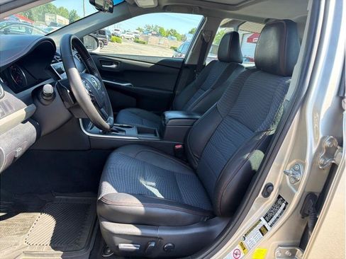 Used 2015 Toyota Camry SE w/ Moonroof Package FWD image 9