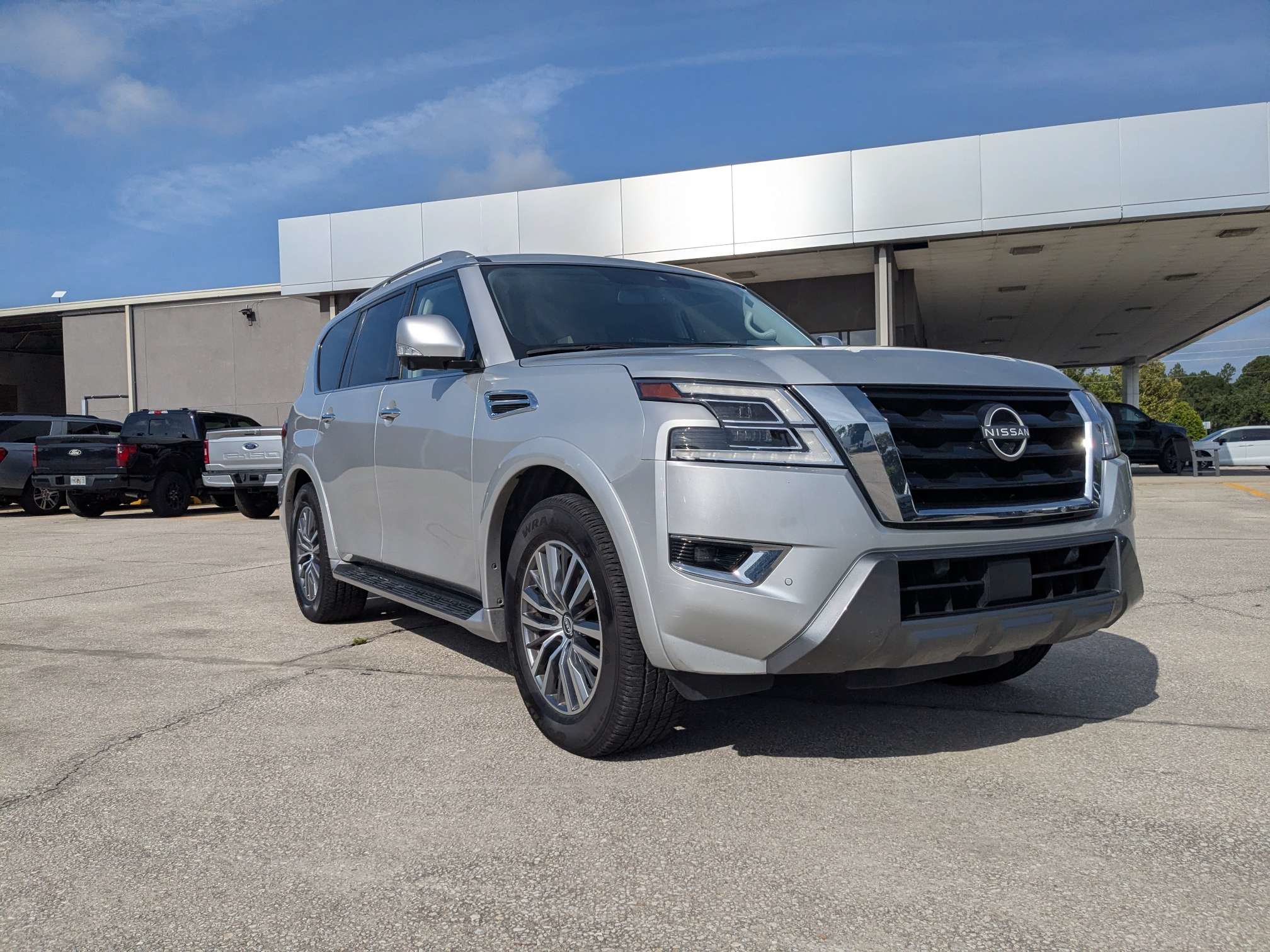 Used 2024 Nissan Armada SL w/ Captain's Chairs Package RWD image 2