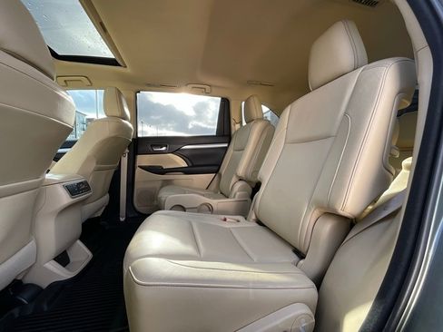 Used 2017 Toyota Highlander XLE image 13