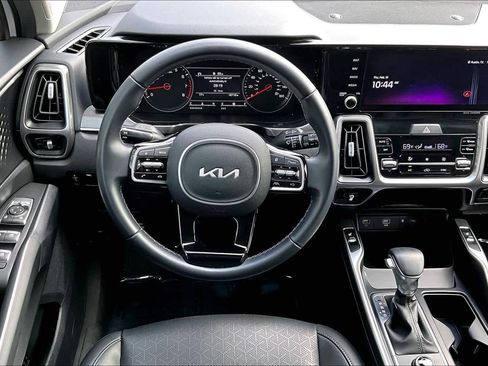 Used 2023 Kia Sorento S image 6