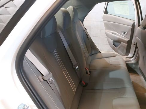 Used 2025 Hyundai Elantra Hybrid FWD image 12