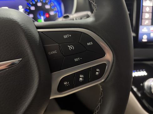 Used 2024 Chrysler Pacifica Touring-L FWD image 17