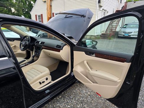 Used 2012 Volkswagen Passat 3.6 SEL Premium image 24