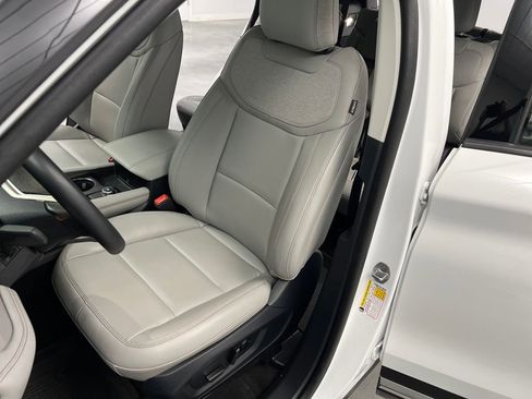 Used 2025 Ford Explorer Active w/ Active Comfort Package image 9