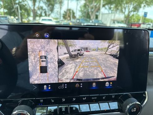 Used 2025 Chevrolet Colorado ZR2 w/ Technology Package AWD/4WD image 38