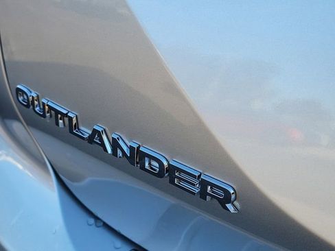 New 2026 Mitsubishi Outlander ES image 9