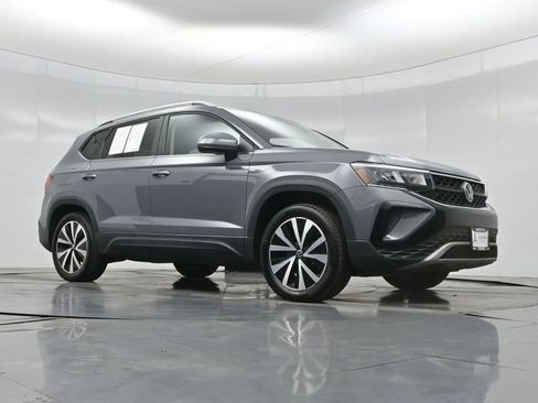 Used 2023 Volkswagen Taos SE w/ Panoramic Sunroof Package AWD/4WD image 2