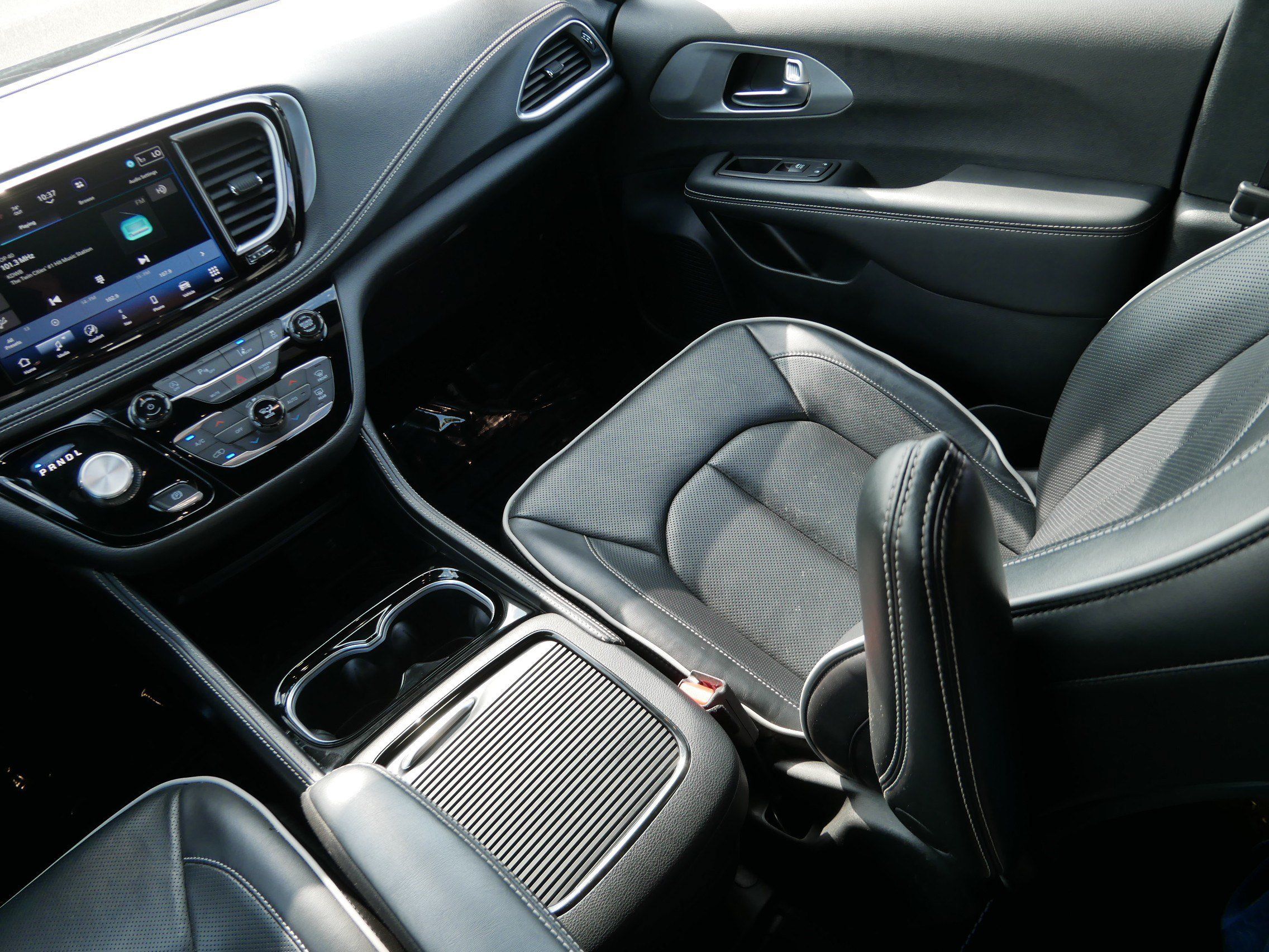 Used 2026 Chrysler Pacifica Limited w/ S Appearance Package FWD image 11