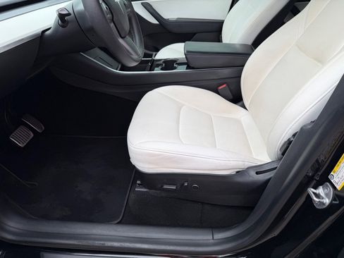 Used 2021 Tesla Model Y Long Range image 32