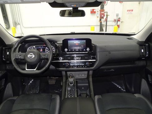 Used 2024 Nissan Pathfinder SV image 30