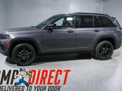 Used 2023 Jeep Grand Cherokee Altitude AWD/4WD image 10