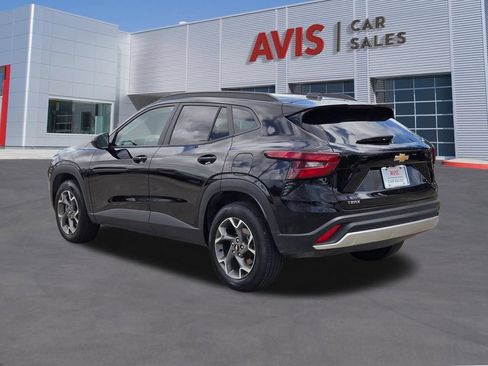 Used 2025 Chevrolet Trax LT w/ LT Convenience Package FWD image 9