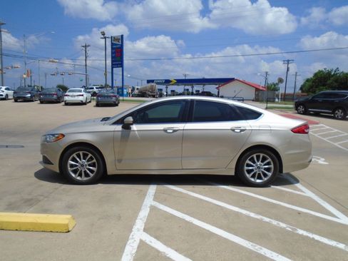 Used 2017 Ford Fusion SE FWD image 3