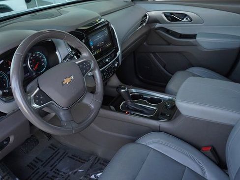 Used 2020 Chevrolet Traverse LT w/ LT Premium Package image 2