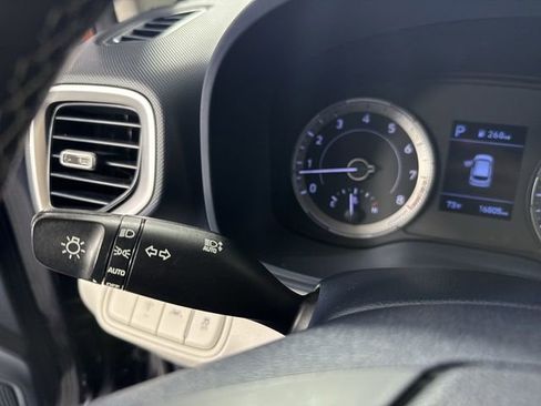 Used 2022 Hyundai Venue Limited FWD image 15