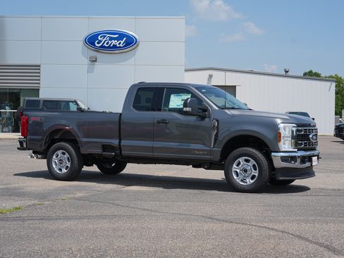 New 2026 Ford F250 XLT w/ FX4 Off-Road Package AWD/4WD image 2