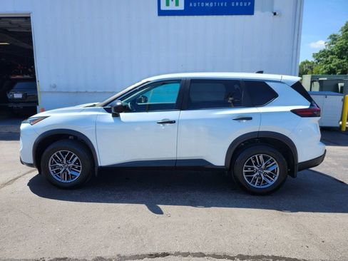 Used 2025 Nissan Rogue S AWD/4WD image 2