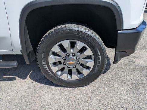 Used 2023 Chevrolet Silverado 2500 Custom w/ Custom Value Package image 12