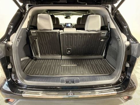 Used 2020 Toyota Highlander XLE FWD image 28