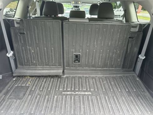 Used 2023 Toyota Highlander LE FWD image 23