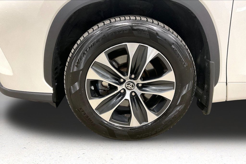 Used 2020 Toyota Highlander XLE AWD/4WD image 36